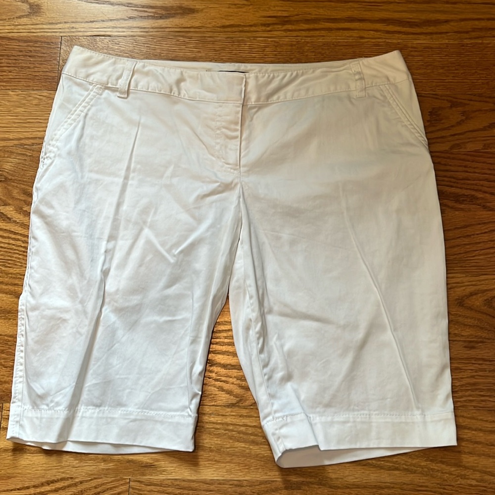 The limited sexy drew fit white bermuda shorts.